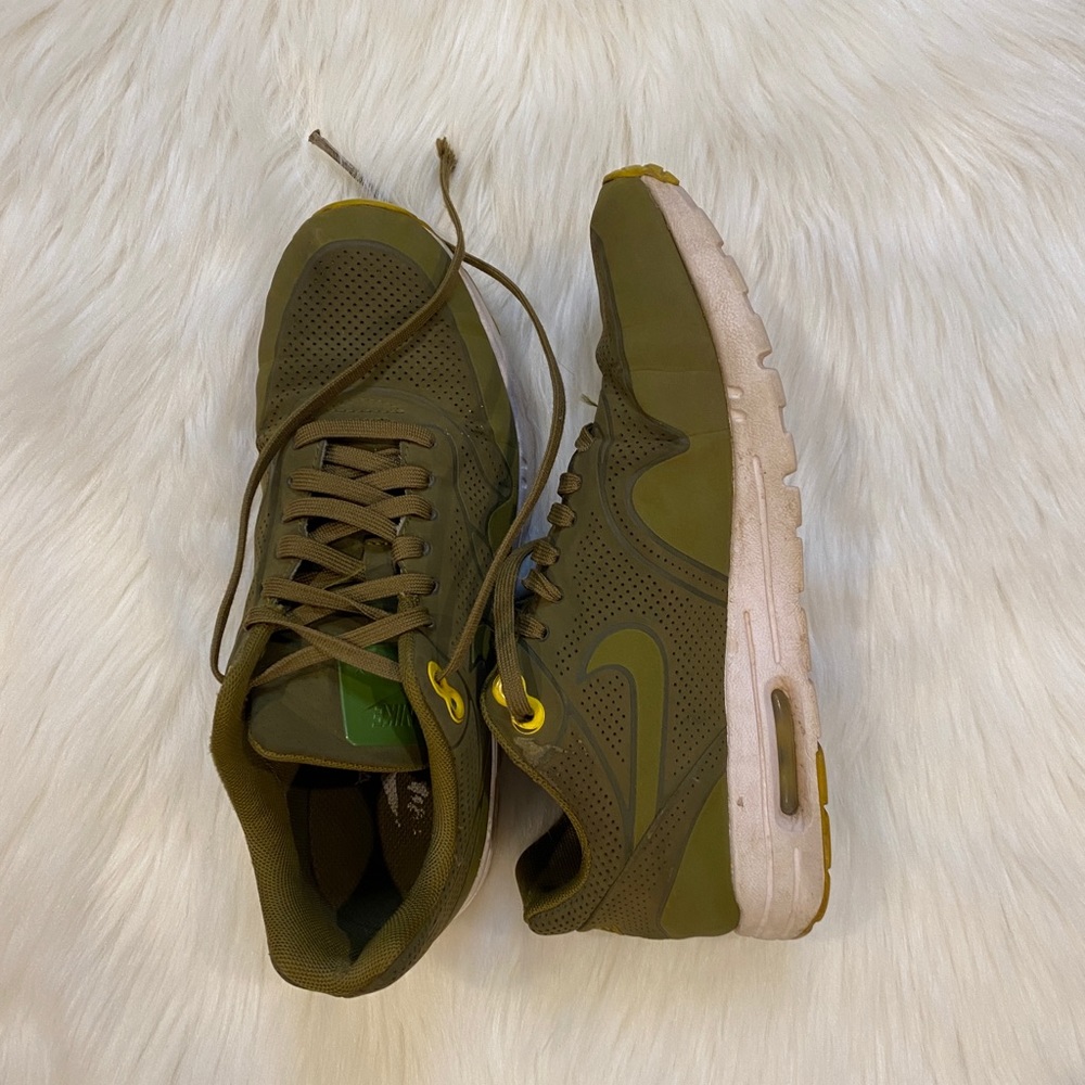 NIKE SNEAKERS